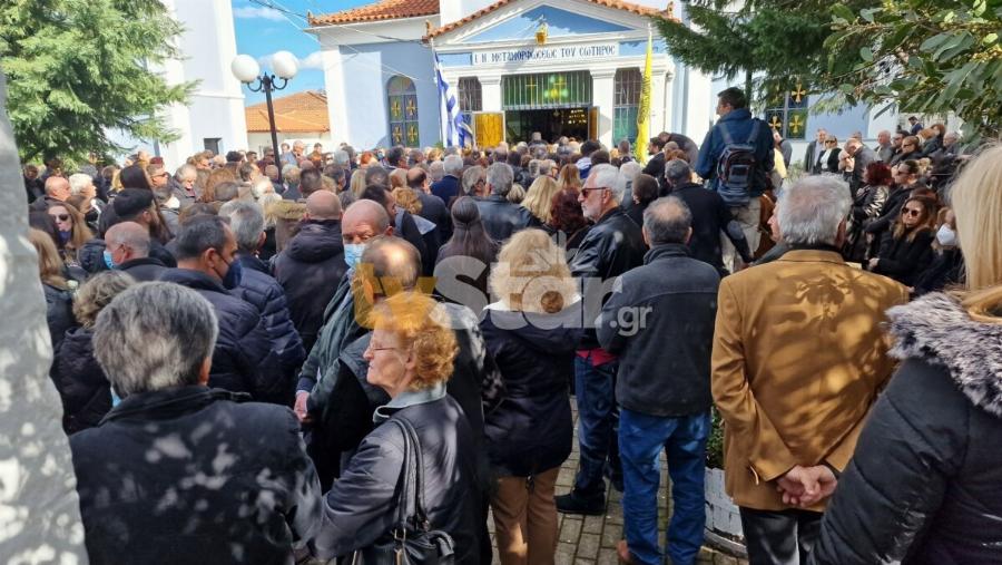 Η Ελλάδα θρηνεί για την Ελπίδα: Μοίρασαν μπομπονιέρες στην κηδεία της ψάλλοντας το Χριστός Ανέστη