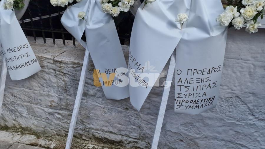 Η Ελλάδα θρηνεί για την Ελπίδα: Μοίρασαν μπομπονιέρες στην κηδεία της ψάλλοντας το Χριστός Ανέστη