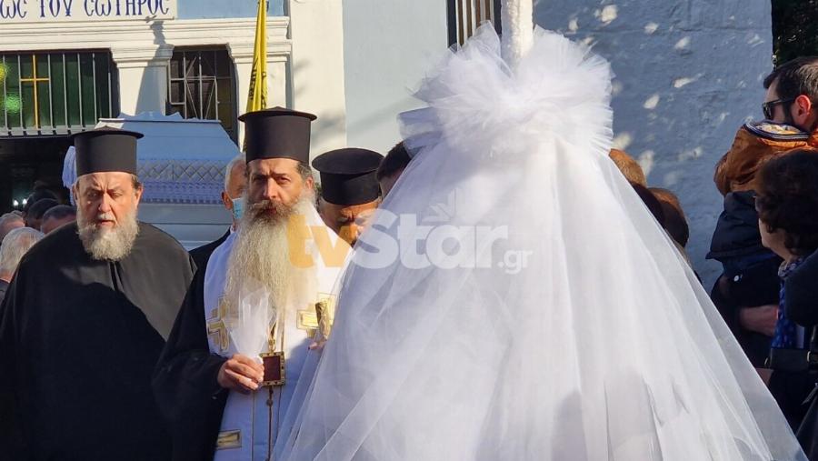 Η Ελλάδα θρηνεί για την Ελπίδα: Μοίρασαν μπομπονιέρες στην κηδεία της ψάλλοντας το Χριστός Ανέστη