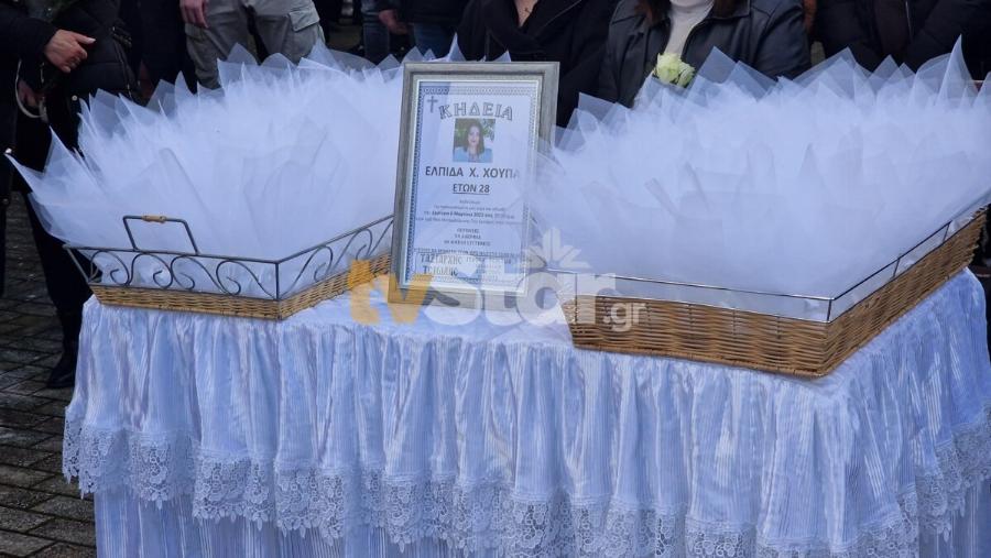 Η Ελλάδα θρηνεί για την Ελπίδα: Μοίρασαν μπομπονιέρες στην κηδεία της ψάλλοντας το Χριστός Ανέστη