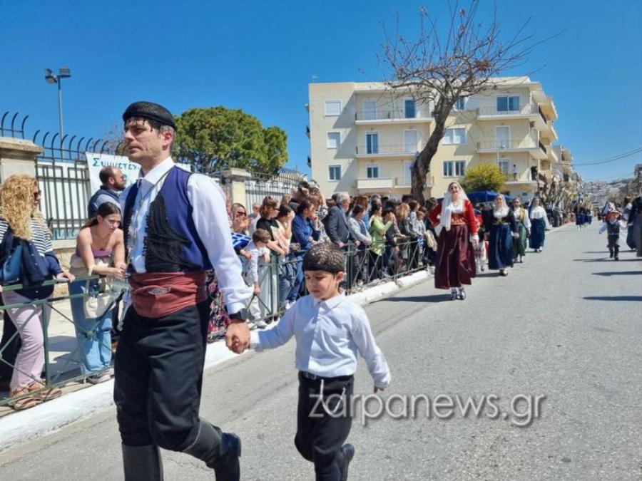 Πολλά χαμόγελα στα Χανιά: Οι μπαμπάδες πέρασαν «στην αντεπίθεση» και έκαναν παρέλαση με τα μωρά τους