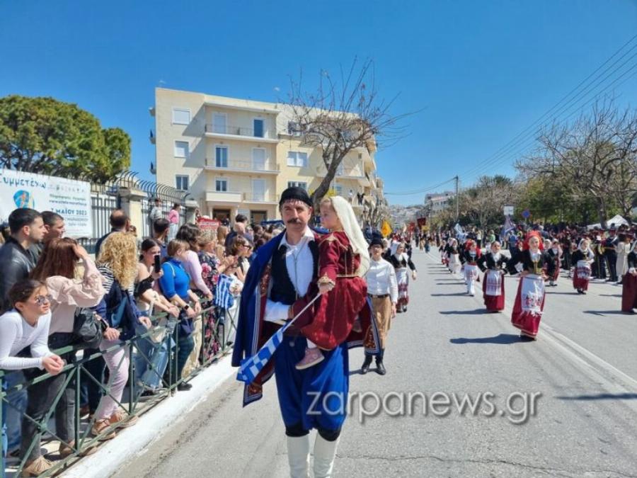 Πολλά χαμόγελα στα Χανιά: Οι μπαμπάδες πέρασαν «στην αντεπίθεση» και έκαναν παρέλαση με τα μωρά τους