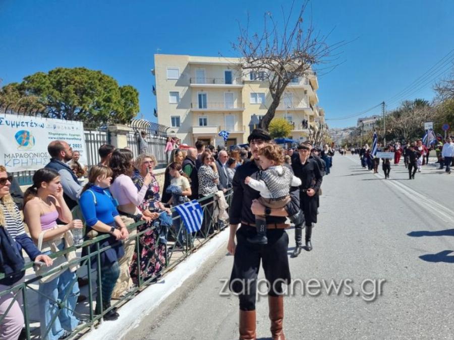 Πολλά χαμόγελα στα Χανιά: Οι μπαμπάδες πέρασαν «στην αντεπίθεση» και έκαναν παρέλαση με τα μωρά τους