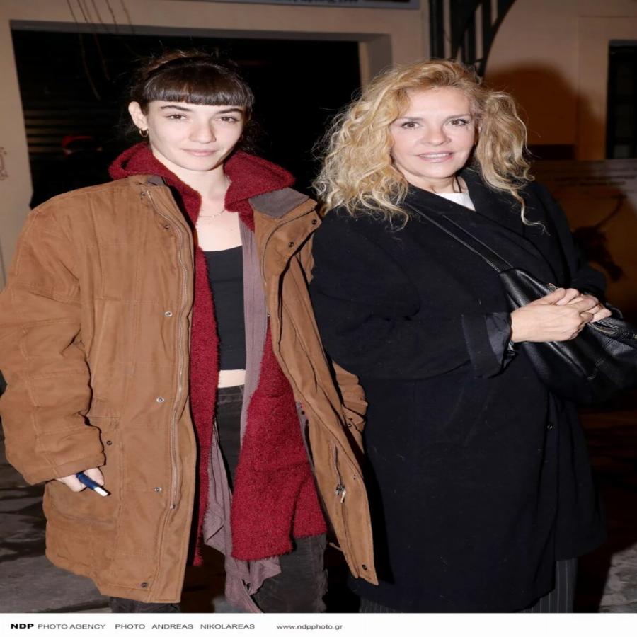 Καστανομάλλα καλλονή, ψηλή και με εκφραστικά μάτια: Ποια είναι η 26χρονη κόρη της Μαίρης Μηλιαρέση