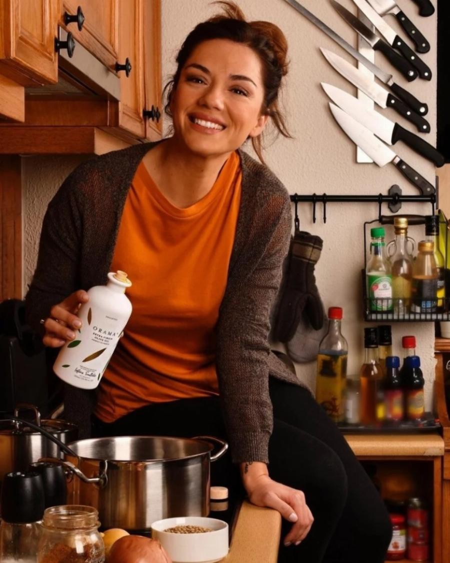 Σαν ελβετικό σαλέ με φυτά και τζάκι: Αυτό είναι το σπίτι-παλάτι της Βάσως Λασκαράκη και του Λευτέρη Σουλτάτου