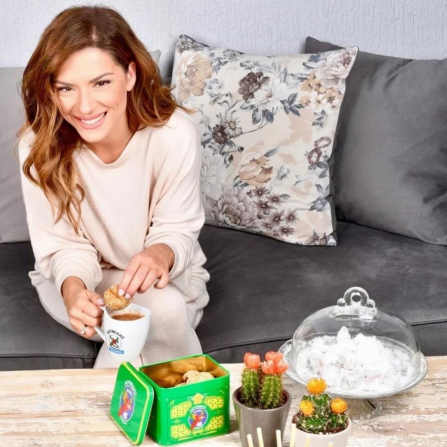 Σαν ελβετικό σαλέ με φυτά και τζάκι: Αυτό είναι το σπίτι-παλάτι της Βάσως Λασκαράκη και του Λευτέρη Σουλτάτου