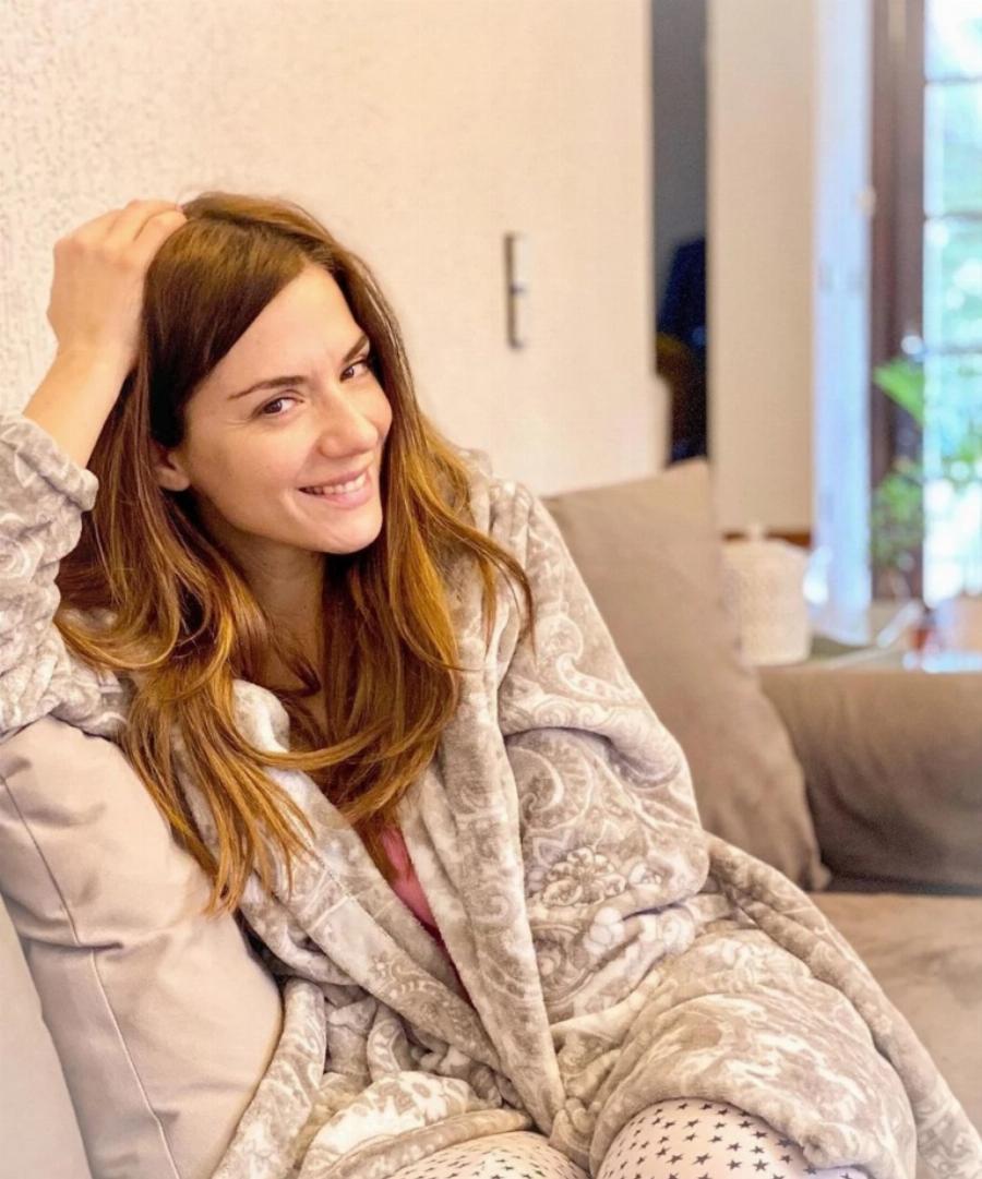 Σαν ελβετικό σαλέ με φυτά και τζάκι: Αυτό είναι το σπίτι-παλάτι της Βάσως Λασκαράκη και του Λευτέρη Σουλτάτου