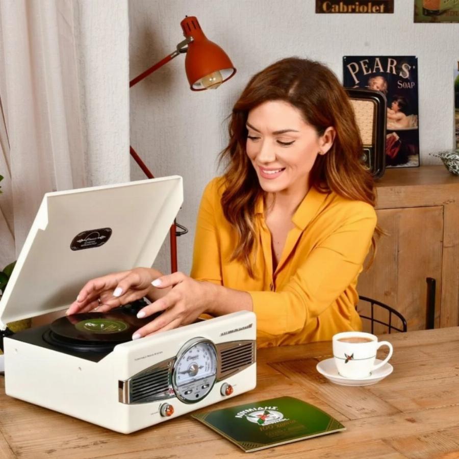 Σαν ελβετικό σαλέ με φυτά και τζάκι: Αυτό είναι το σπίτι-παλάτι της Βάσως Λασκαράκη και του Λευτέρη Σουλτάτου