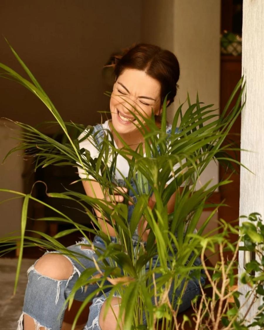 Σαν ελβετικό σαλέ με φυτά και τζάκι: Αυτό είναι το σπίτι-παλάτι της Βάσως Λασκαράκη και του Λευτέρη Σουλτάτου