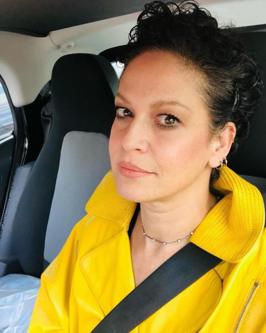 Με γκρίζα μαλλιά, 49 ετών και μια κούκλα: Η Ρέα Τουτουνζή 29 χρόνια μετά τη νίκη στα καλλιστεία άλλαξε ζωή