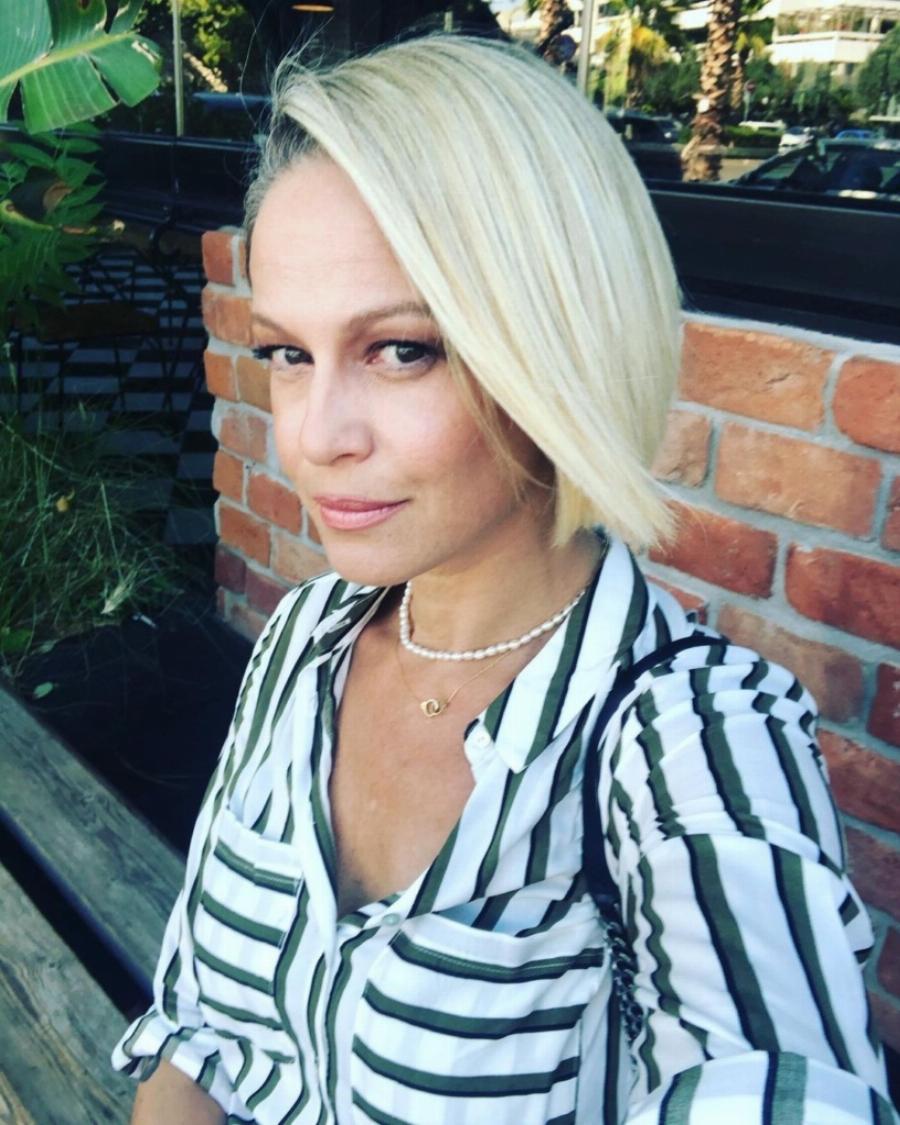 Με γκρίζα μαλλιά, 49 ετών και μια κούκλα: Η Ρέα Τουτουνζή 29 χρόνια μετά τη νίκη στα καλλιστεία άλλαξε ζωή