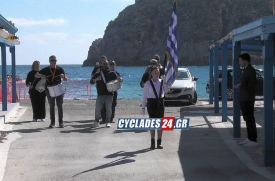 Όλο το χωριό δίπλα της για μια τελευταία φορά: Η μικρή Εφραιμίνα παρέλασε μόνη και καταχειροκροτήθηκε