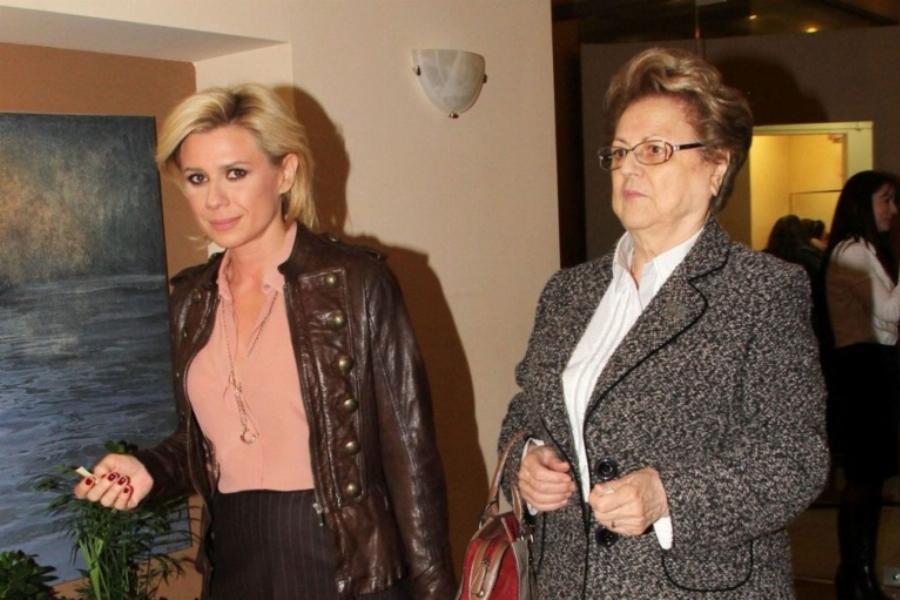 Ράγισε καρδιές η Κατερίνα Καραβάτου για τις τελευταίες στιγμές της μητέρας της: “Πέθανε ενώ άκουγε τη φωνή μου από μια τηλεόραση”