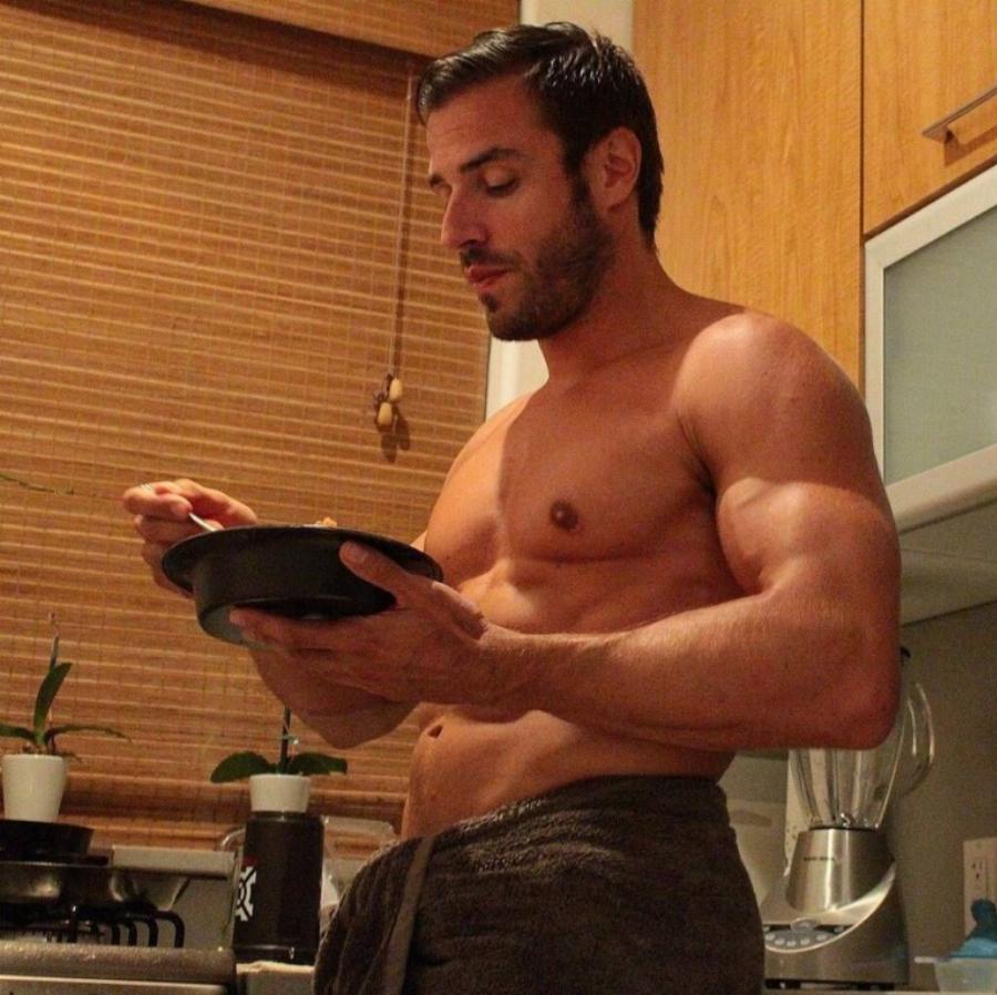 Με κοιλιακούς φέτες και γκρίζα γένια στα 37 του: Ο «Άρης» από το «Λατρεμένοι μου Γείτονες», 16 χρόνια μετά είναι πιο γοητευτικός από ποτέ