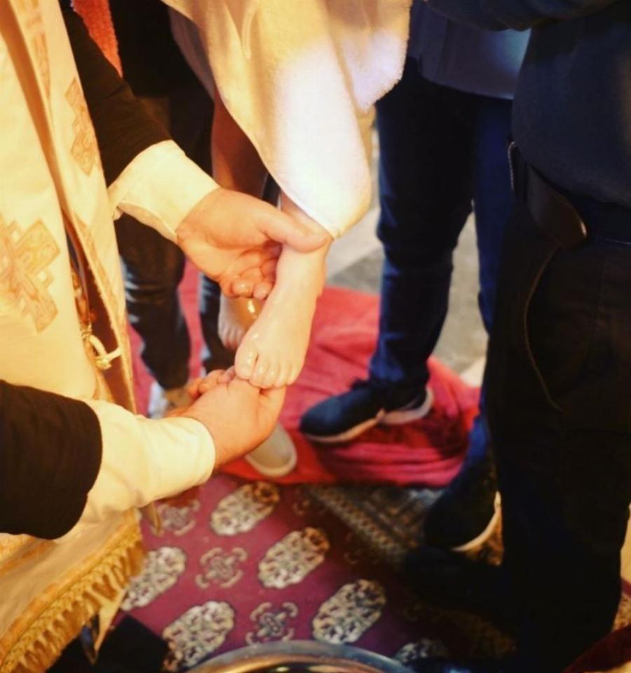 Τρισευτυχισμένη και με τρείς νονούς: Η Κλέλια Ρένεση βάφτισε την μικρή κόρη της και μοιράστηκε τα τρυφερά στιγμιότυπα