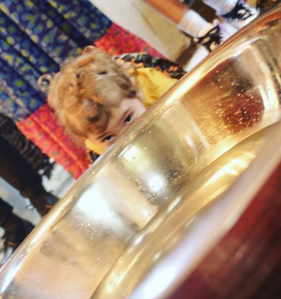 Τρισευτυχισμένη και με τρείς νονούς: Η Κλέλια Ρένεση βάφτισε την μικρή κόρη της και μοιράστηκε τα τρυφερά στιγμιότυπα