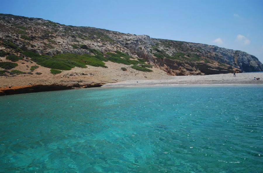 Η δουλειά που ονειρεύεται κάθε Έλληνας: Η Εύη και ο Δημήτρης άνοιξαν beach bar σε ακατοίκητο νησί και ψάχνουν προσωπικό με μόνο 2 όρους