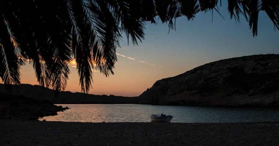 Η δουλειά που ονειρεύεται κάθε Έλληνας: Η Εύη και ο Δημήτρης άνοιξαν beach bar σε ακατοίκητο νησί και ψάχνουν προσωπικό με μόνο 2 όρους