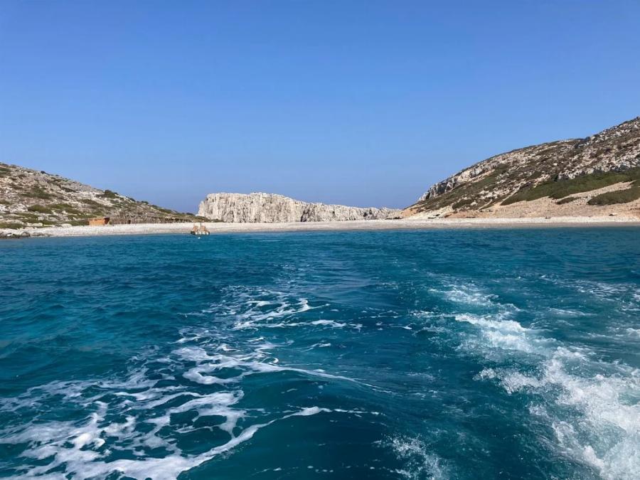 Η δουλειά που ονειρεύεται κάθε Έλληνας: Η Εύη και ο Δημήτρης άνοιξαν beach bar σε ακατοίκητο νησί και ψάχνουν προσωπικό με μόνο 2 όρους