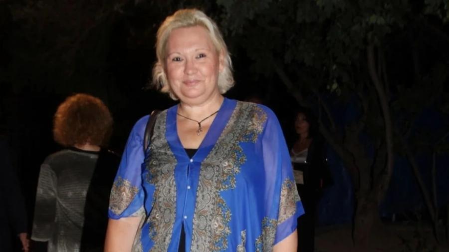 «Κόβω το ψωμί, το τυρί ή τα φρούτα στο κρεβάτι»: Η Καίτη Φίνου μας δείχνει το δωμάτιο που μένει μετά την οικονομική καταστροφή