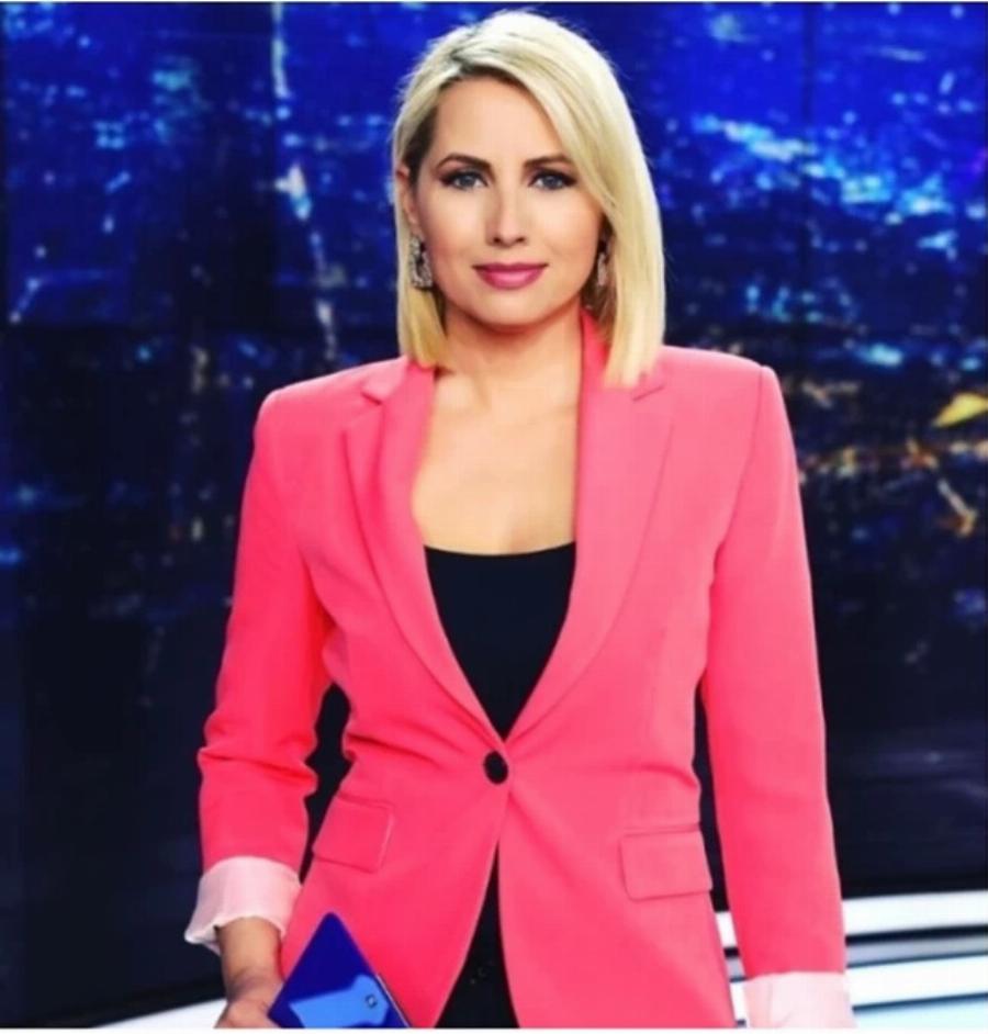 Πήρε την ομορφιά της μαμάς της: Η 18χρονη κόρη της δημοσιογράφου παρέλασε στην Αθήνα και μαγνήτισε όλα τα βλέμματα