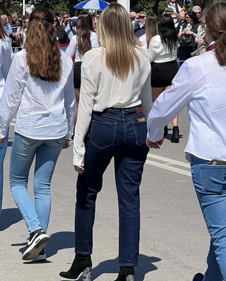 Πήρε την ομορφιά της μαμάς της: Η 18χρονη κόρη της δημοσιογράφου παρέλασε στην Αθήνα και μαγνήτισε όλα τα βλέμματα