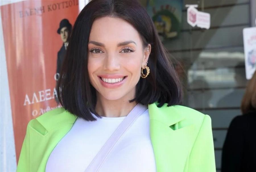 Την αποθέωσαν: Τραγουδίστρια «θάφτηκε» από τα πανέρια και αυτή συνέχισε να τραγουδάει