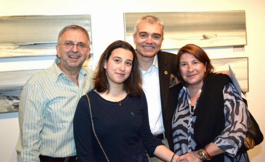 Την είδαμε σε μία σπάνια εμφάνιση: Ποια είναι η κούκλα κόρη του Δήμου Βερύκιου που πήρε το πτυχίο της και τον έκανε υπερήφανο