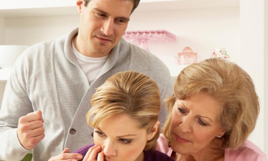 Αληθινή εξομολόγηση: «Αγάπησα τον αρραβωνιαστικό της κόρης μου. Δε θέλω να την πληγώσω, αλλά είμαι και γυναίκα εκτός από μάνα»