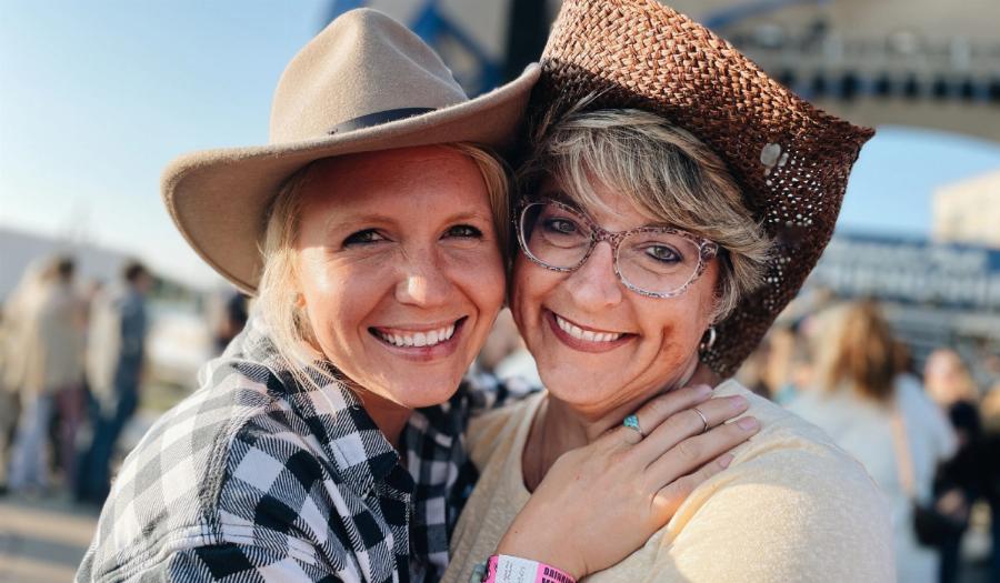 Είπε στους γονείς της ότι είναι ομοφυλόφιλη και αρραβωνιάστηκε τη δασκάλα της: 31χρονη απόλαμβάνει τον έρωτα στο πλευρό της 56χρονης