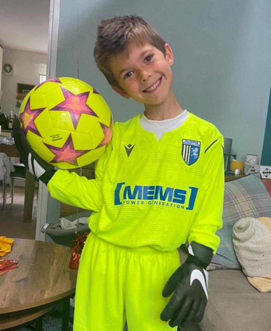 Δεν το χωρά ο ανθρώπινος νους: 7χρονο αγόρι σφηνώθηκε ανάμεσα σε δύο αυτοκίνητα, ενώ άλλαζε τα παπούτσια του