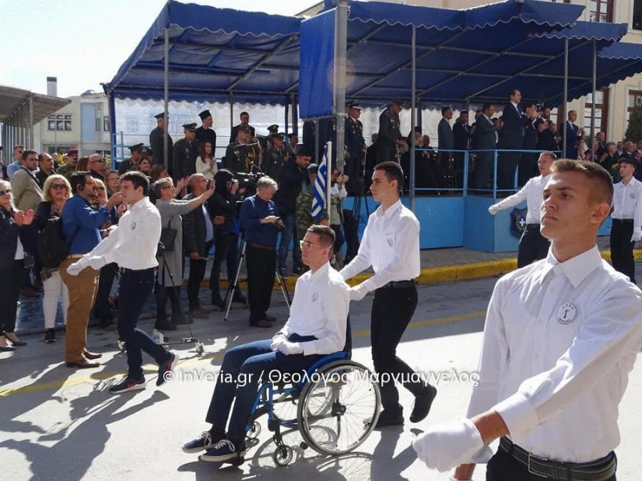 Ρίγη συγκίνησης στην Βέροια: Ο Γιάννης κέρδισε τη μάχη για τη ζωή του και περήφανος έκανε παρέλαση με το αμαξίδιο του