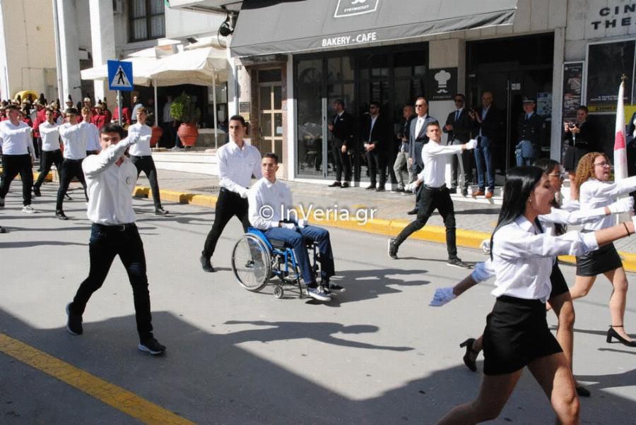 Ρίγη συγκίνησης στην Βέροια: Ο Γιάννης κέρδισε τη μάχη για τη ζωή του και περήφανος έκανε παρέλαση με το αμαξίδιο του