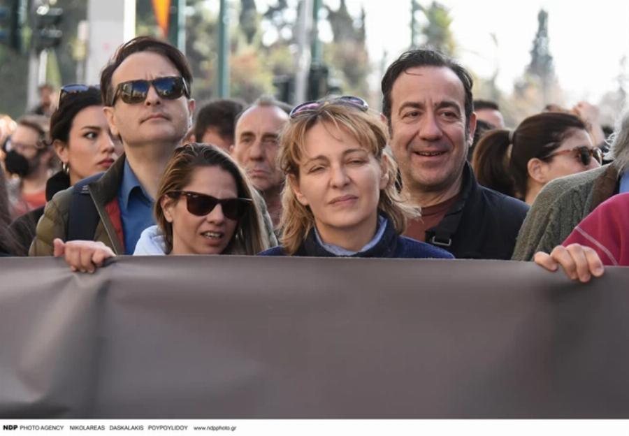 Ο καλλιτεχνικός κόσμος έδωσε το “παρών” για τα Τέμπη: Πολλοί γνωστοί ηθοποιοί και καλλιτέχνες στη συγκέντρωση