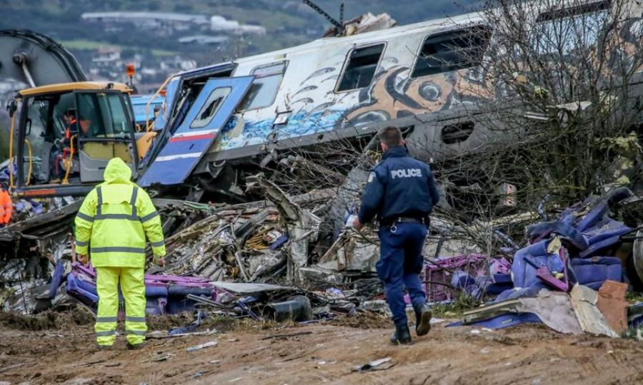 Σύγκρουση τρένων στα Τέμπη: «Τσακίζει κόκαλα» 8χρονος – «Μισώ την μαμά μου γιατί μπήκε σε αυτό το τρένο»