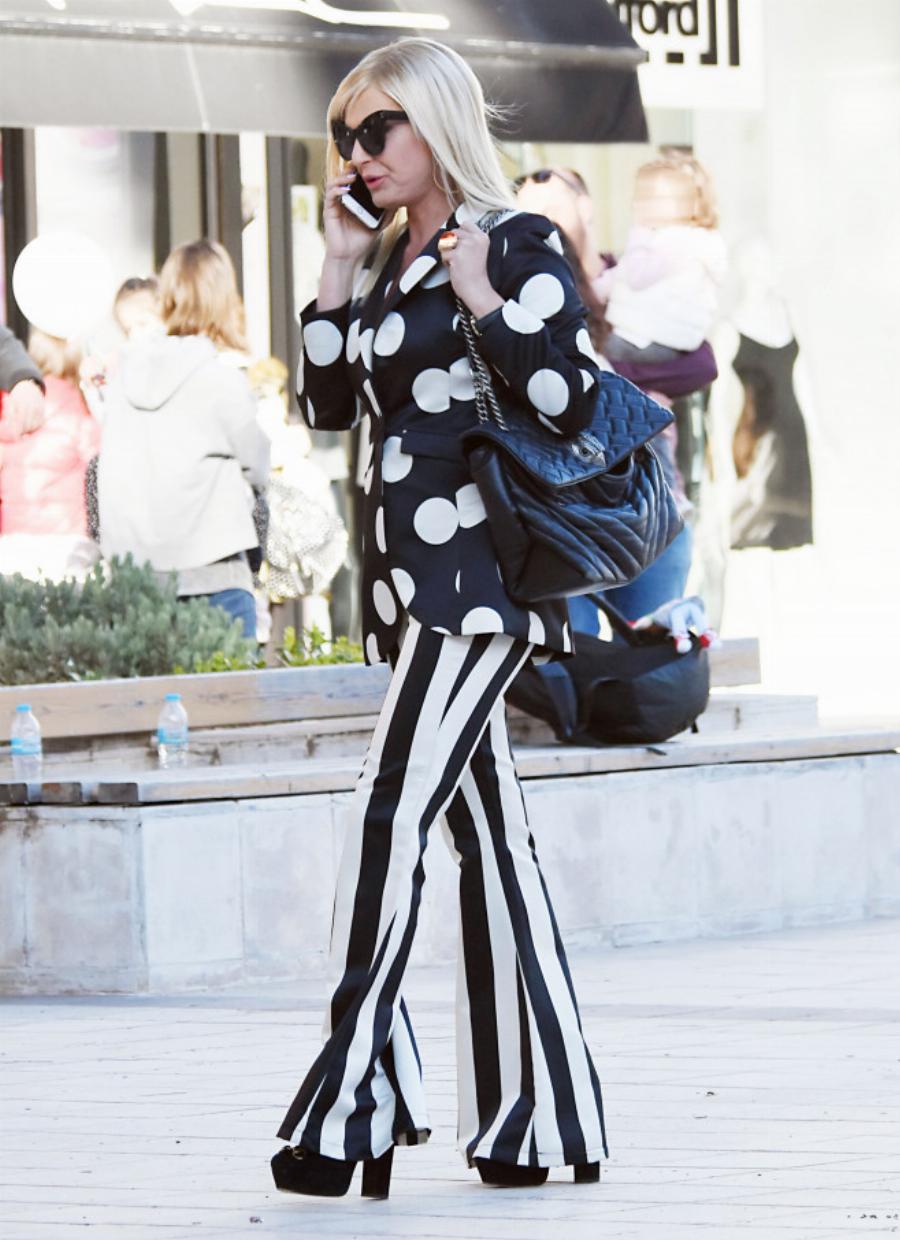 Το τζιν που ανήκει στα ’00s : Μόνο η Μαρίνα Πατούλη θα μπορούσε να φορέσει αυτό το παντελόνι