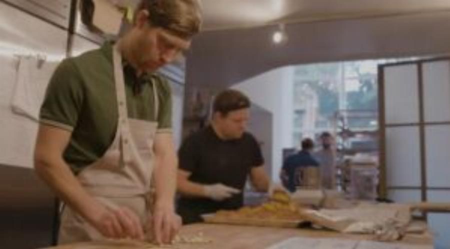 Η ιστορία της επιτυχίας: 34χρονος υπάλληλος με 1.500€ μισθό παραιτήθηκε, έγινε φούρναρης και βγάζει 130.000€ το μήνα