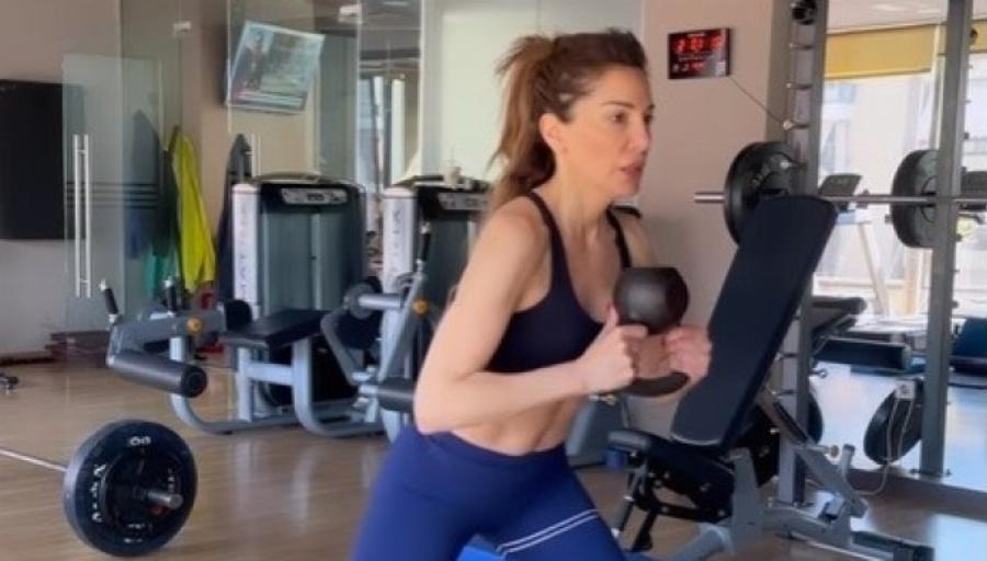 Στα 53 της με σώμα 25άρας: Η Δέσποινα Βανδή δείχνει τους κοιλιακούς της στο Ίντερνετ και τα likes έπεσαν “βροχή”