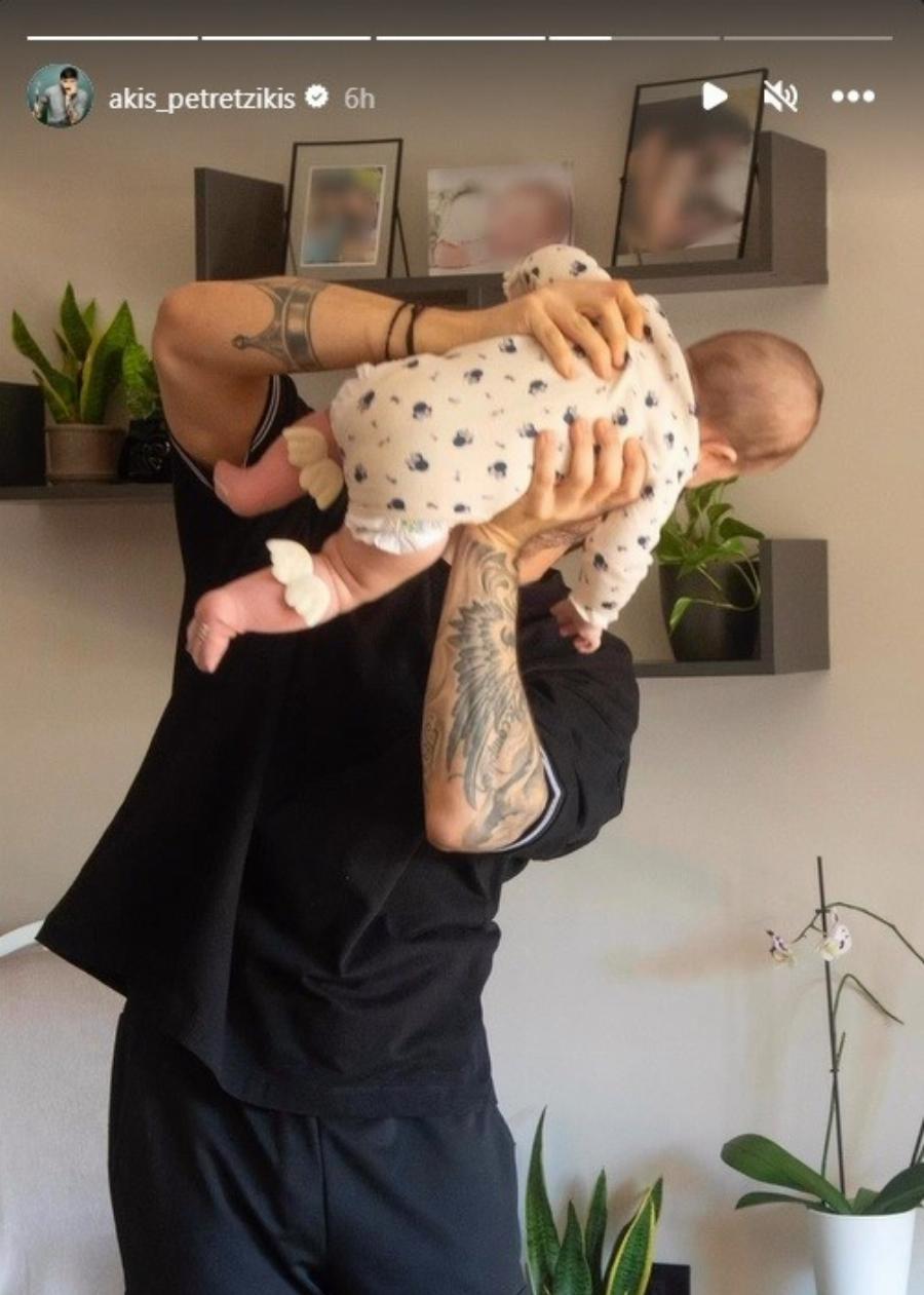 Ξετρελαμένος μπαμπάς ο Άκης Πετρετζίκης: Παίζει με την έξι μηνών κόρη του και «έλιωσε» όλο το διαδίκτυο
