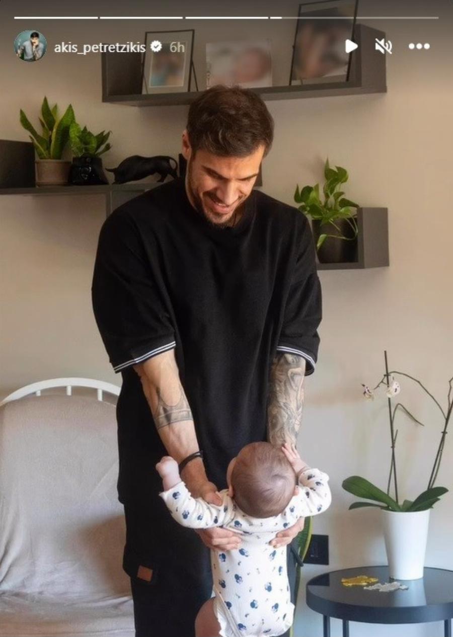 Ξετρελαμένος μπαμπάς ο Άκης Πετρετζίκης: Παίζει με την έξι μηνών κόρη του και «έλιωσε» όλο το διαδίκτυο