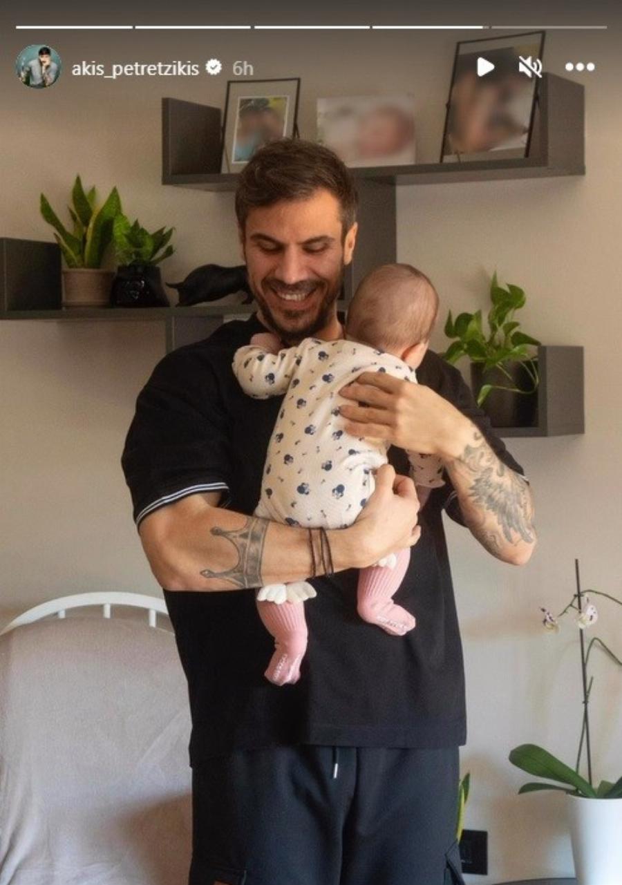 Ξετρελαμένος μπαμπάς ο Άκης Πετρετζίκης: Παίζει με την έξι μηνών κόρη του και «έλιωσε» όλο το διαδίκτυο