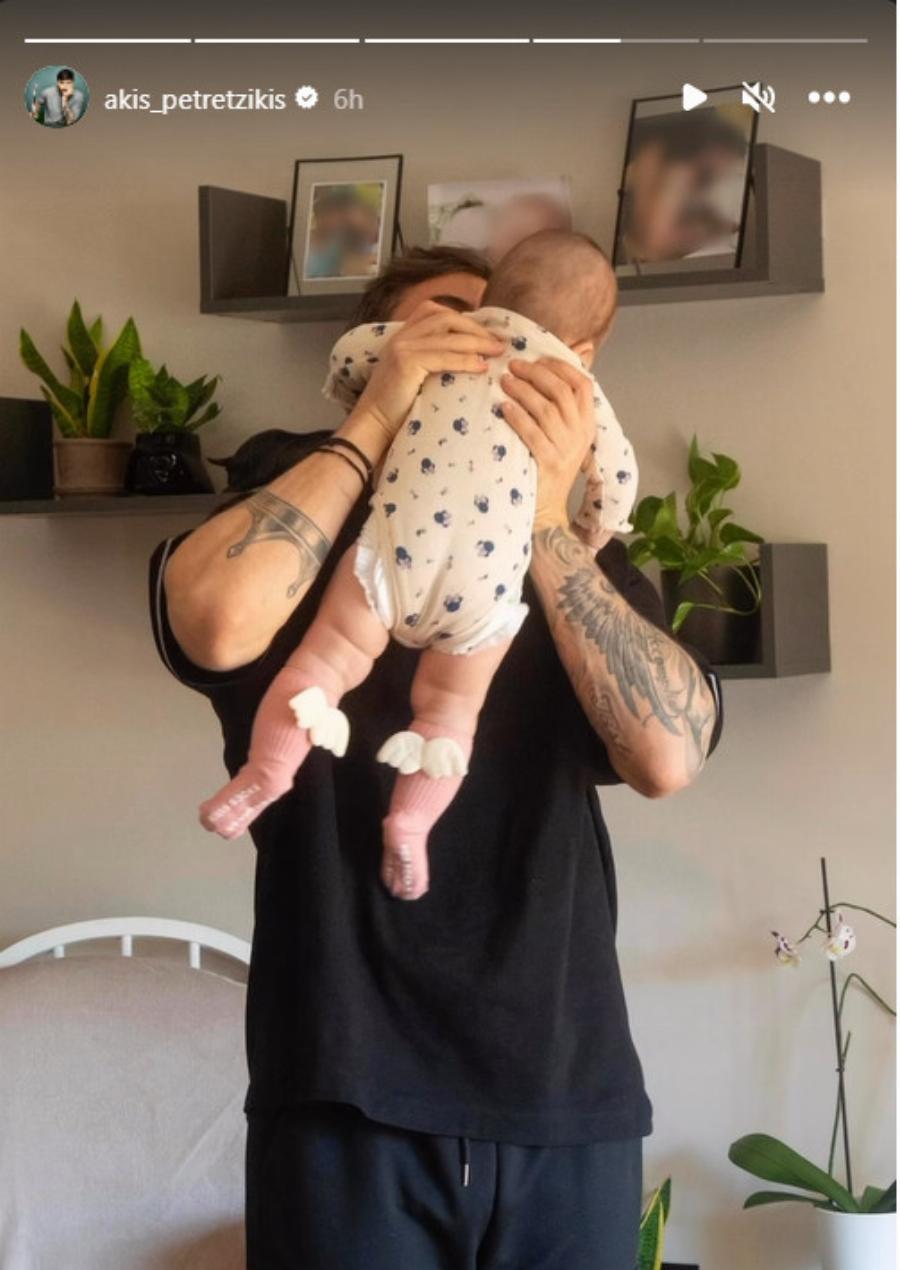 Ξετρελαμένος μπαμπάς ο Άκης Πετρετζίκης: Παίζει με την έξι μηνών κόρη του και «έλιωσε» όλο το διαδίκτυο