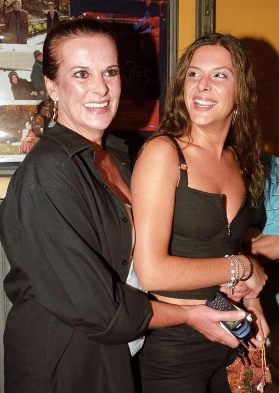 Η Ελενα Ναθαναήλ όπως δεν την έχουμε ξαναδεί: Ήταν Μάρτιος όταν άφησε τη τελευταία της πνοή η Ελληνίδα θεά των ’70s – Σπάνιες φωτό από τη ζωή της