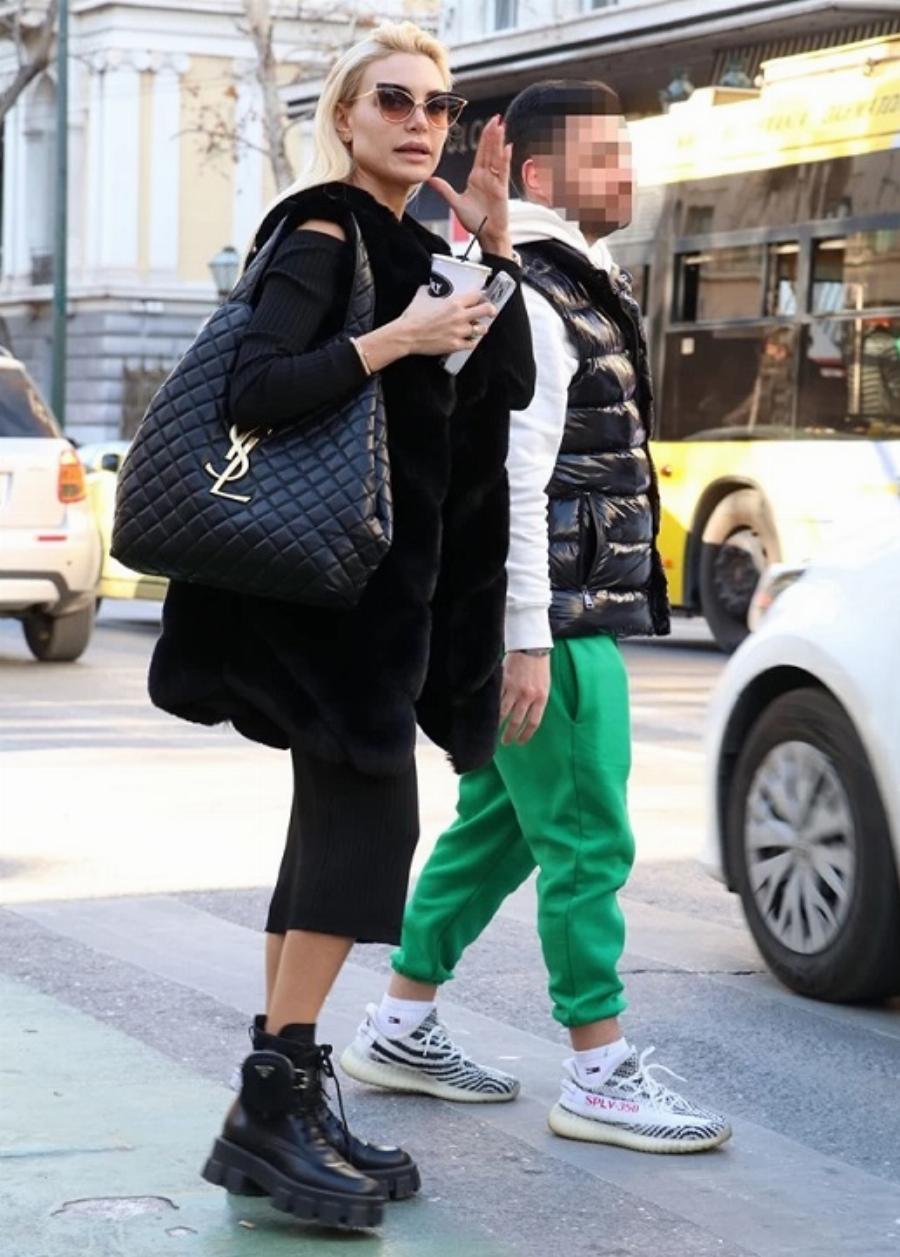 Κοστίζει όσο ένα αμάξι: Σούσουρο με Αλεξάνδρα Παναγιώταρου στο κέντρο της Αθήνας, όλοι κοιτούσαν τη τσάντα της