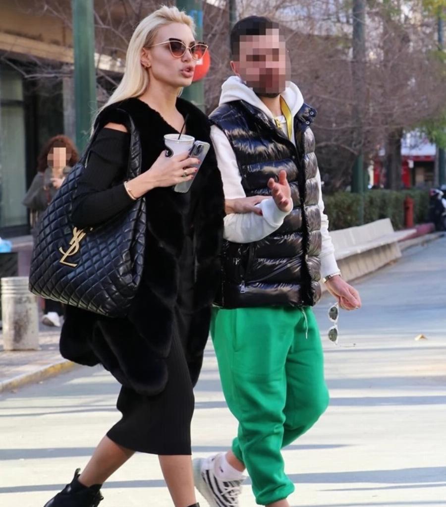 Κοστίζει όσο ένα αμάξι: Σούσουρο με Αλεξάνδρα Παναγιώταρου στο κέντρο της Αθήνας, όλοι κοιτούσαν τη τσάντα της