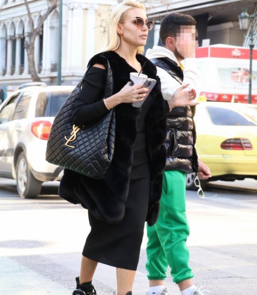 Κοστίζει όσο ένα αμάξι: Σούσουρο με Αλεξάνδρα Παναγιώταρου στο κέντρο της Αθήνας, όλοι κοιτούσαν τη τσάντα της