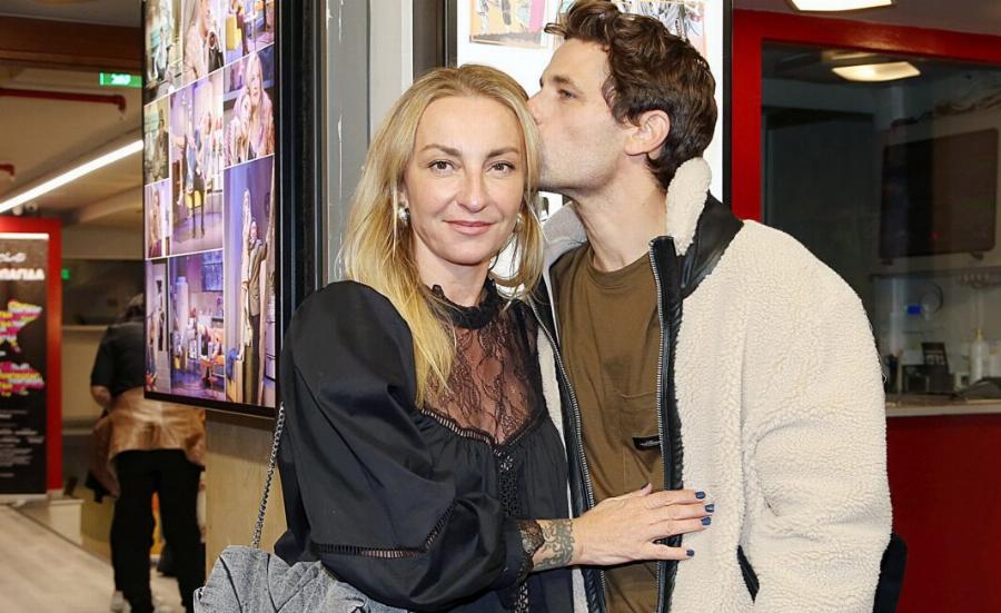 Αποστόλης Τότσικας: «Θεωρώ βλαχιά να σχολιάζουν τη διαφορά ηλικίας με τη γυναίκα μου»