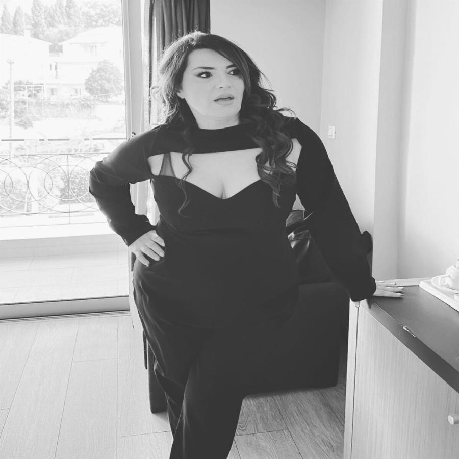 Εντυπωσιάζει η Κατερίνα Ζαρίφη: Η πρώτη ολόσωμη εικόνα μετά την απώλεια κιλών