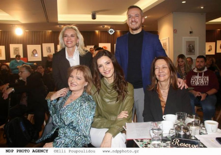 Η «Γυναίκα με τα μαύρα» του «Chase» όπως δεν την έχουμε ξαναδεί: Η Μαρία Μάρκου εμφανίστηκε με σούπερ μίνι ροζ shirt dress