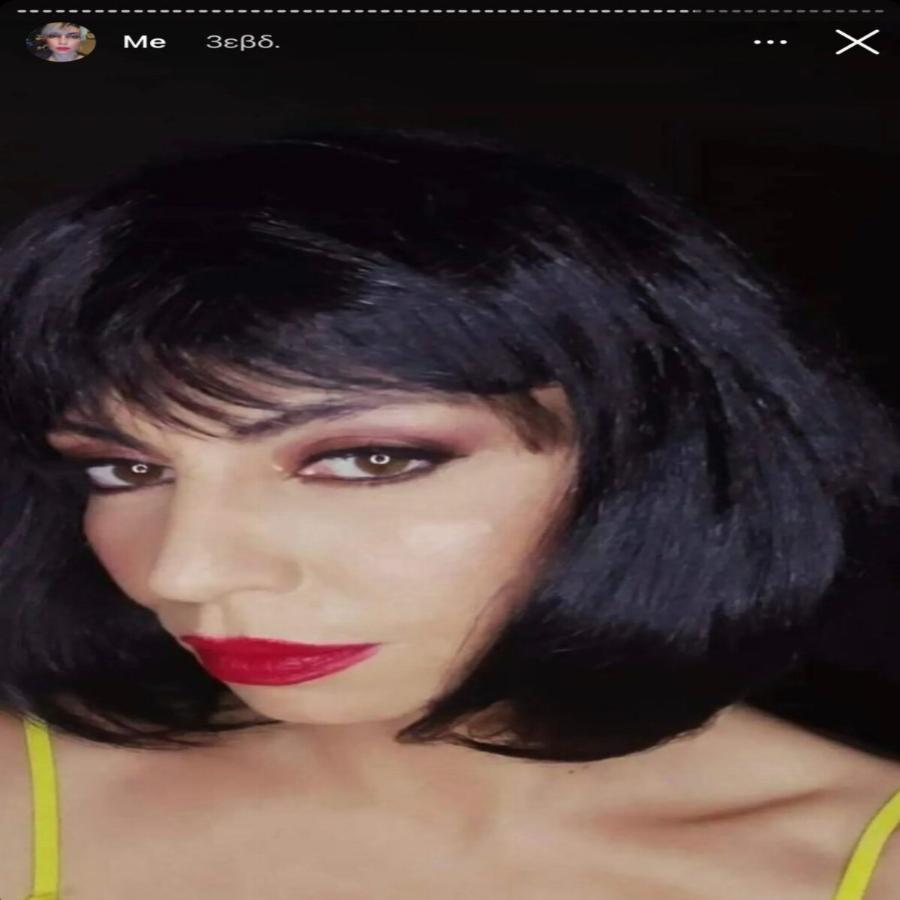 Με κόκκινο κραγιόν και μαύρο καρέ μαλλί: Η «Γυναίκα με τα Μαύρα» έγινε η απόλυτη femme fatale